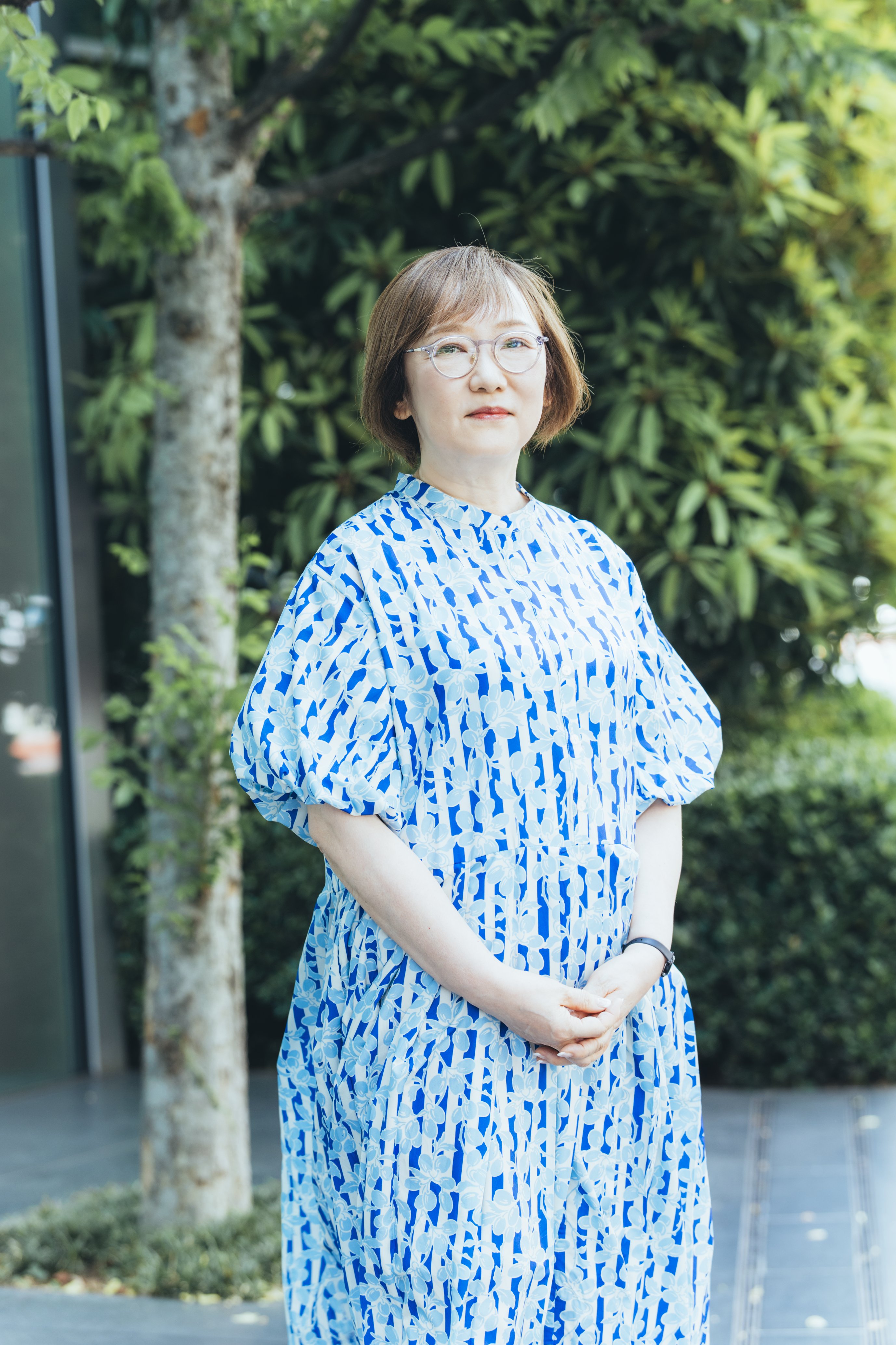 『給水塔から見た虹は』刊行記念インタビュー　窪美澄「「私はあなたを見ている」、その視線を感じるだけで救われる人がいる」