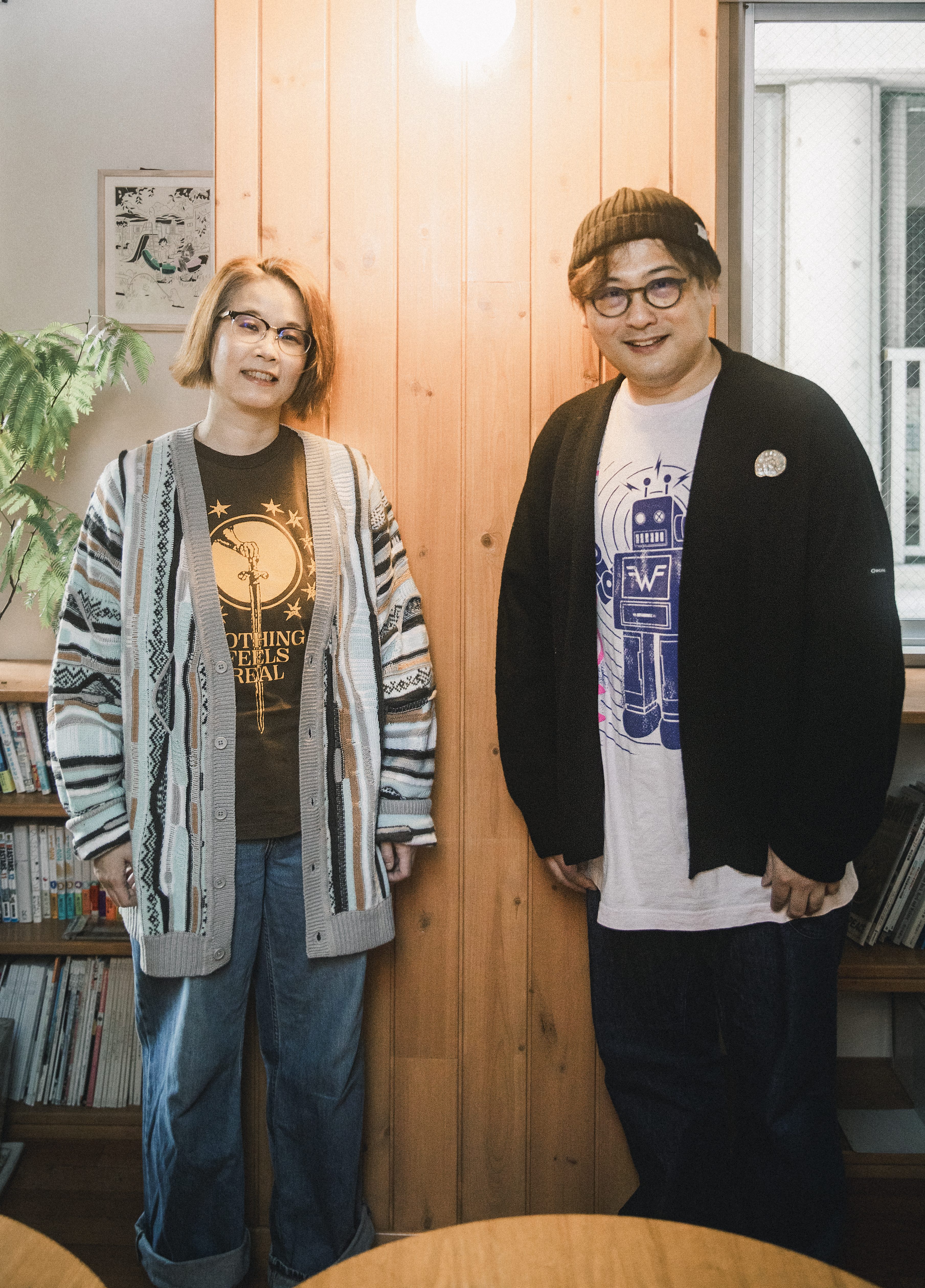 『夜なのに夜みたい』刊行記念対談　岡野大嗣×津村記久子「人生の「しょうもない」ことを光らせてもいい」